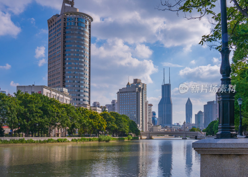 上海城市风光现代都市苏州河畔世茂大厦