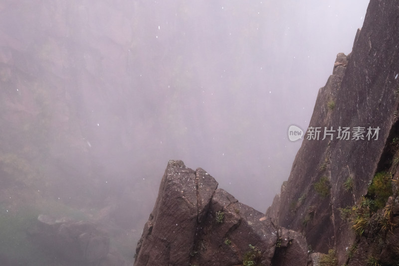 云雾下，安徽黄山风景区风光