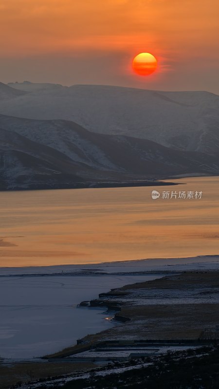 日照湖泊与雪山构成的唯美自然风光