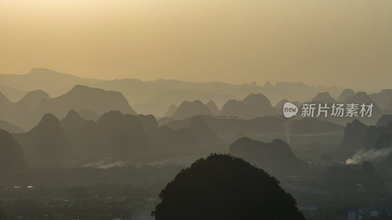 鸟瞰日落时分的桂林山景