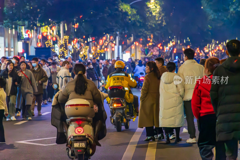 烟台山夜晚街道人群聚集场景