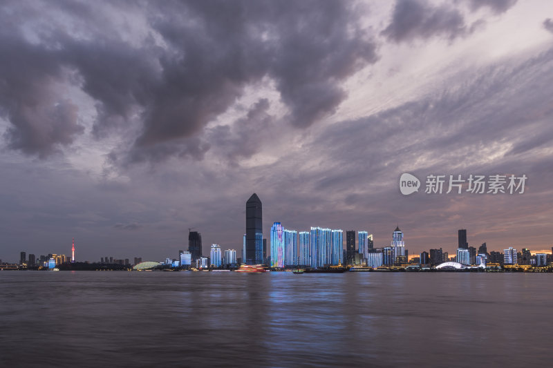 城市江畔的璀璨夜景全景