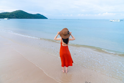 海边快乐的年轻女性