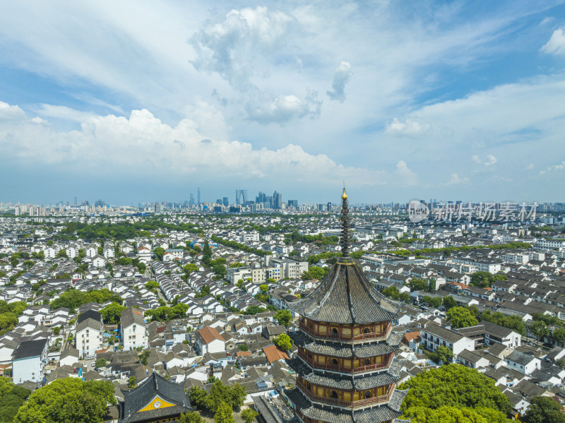 航拍夏季蓝天白云的苏州北寺塔与苏州古城区