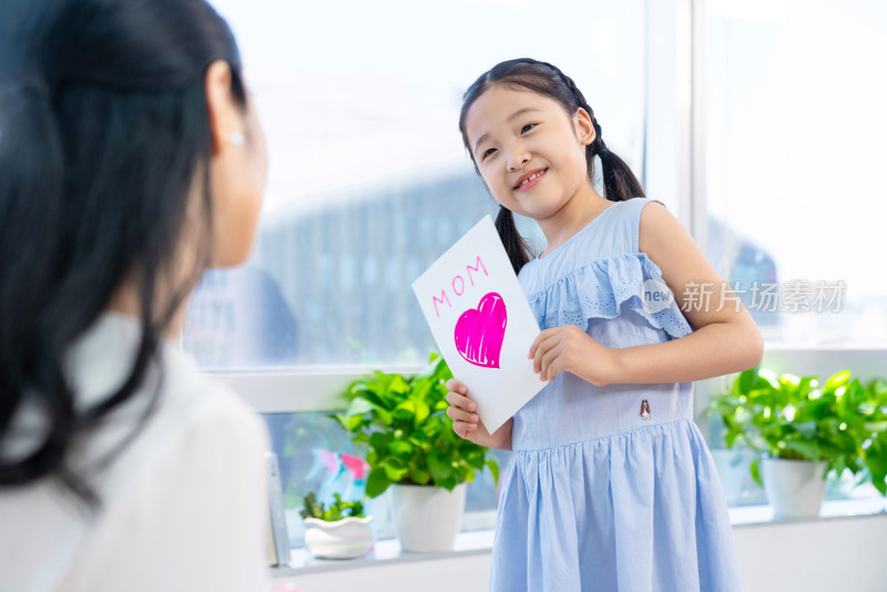 女儿送妈妈礼物