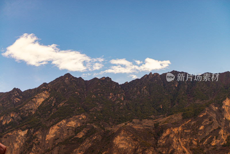 高原山峰的壮丽景色