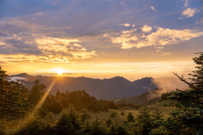 大山日落晚霞