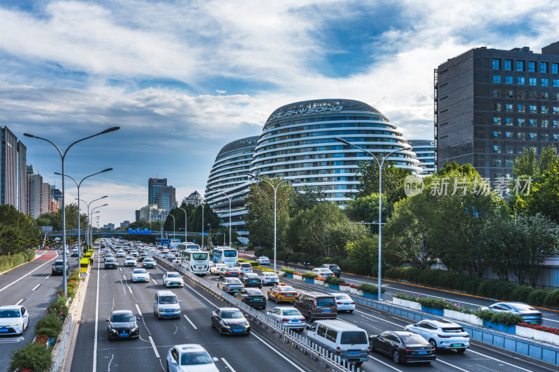 北京银河soho现代都市车水马龙街道景象