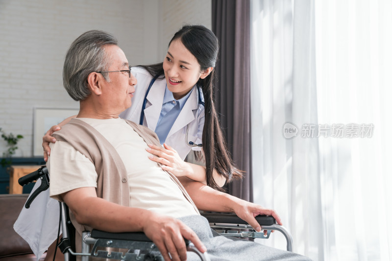 年轻的女医生在给老人做康复