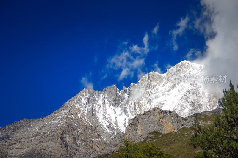 雪山背景自然风光