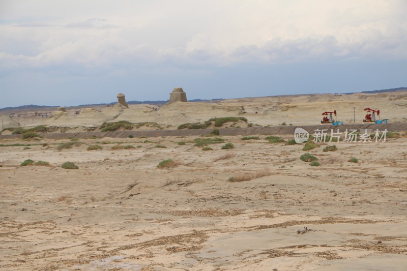 沙漠中的石油开采设施景观
