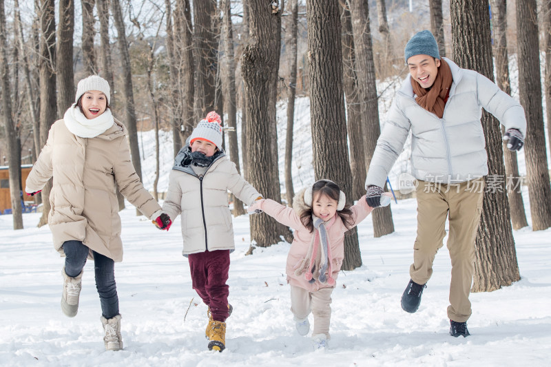 欢乐家庭在雪地里奔跑