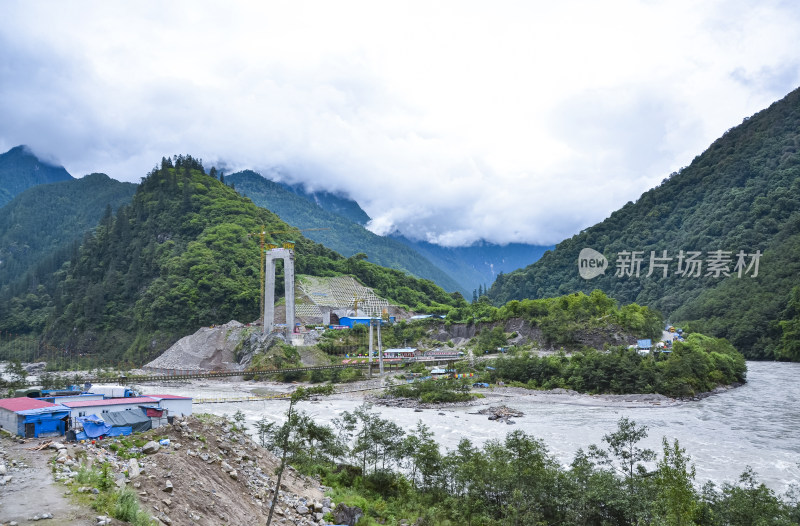 西藏318国道川藏公路通麦大桥山谷河流景观