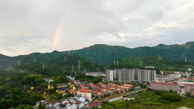 雨后云雾缭绕景色十分壮观