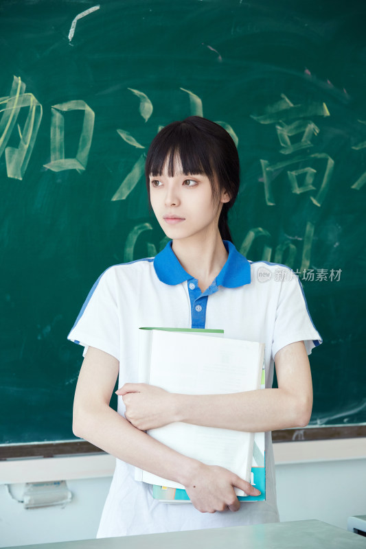 教室里讲台上为高考加油激励的高中生