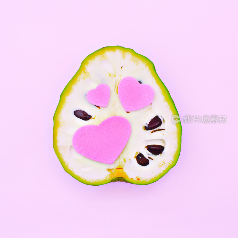 带爱心装饰的切开番荔枝
