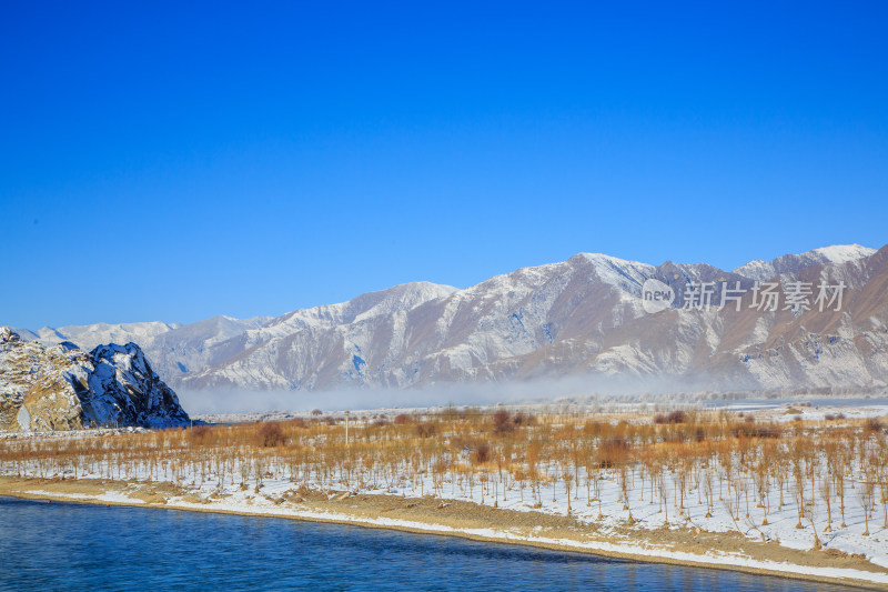 中国西藏冬季拉萨河雪景及拉萨河大桥