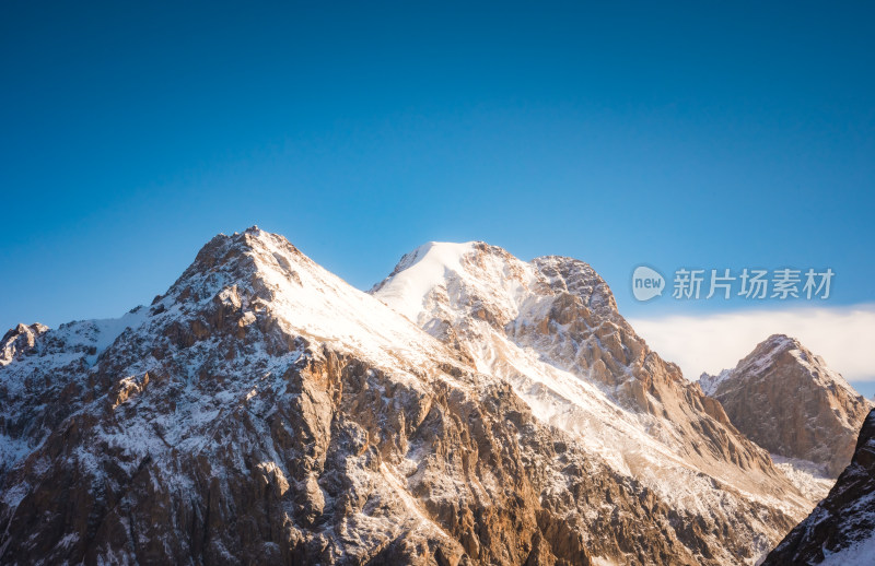 新疆天山山脉宏伟雪山风景