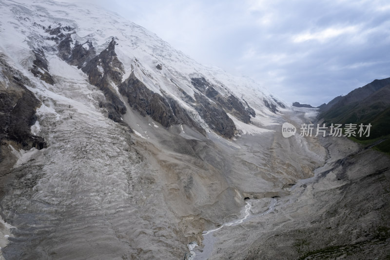 新疆天山的冰川与雪山