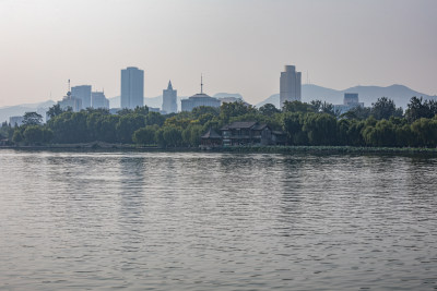 山东济南大明湖风景区自然景观与城市风光