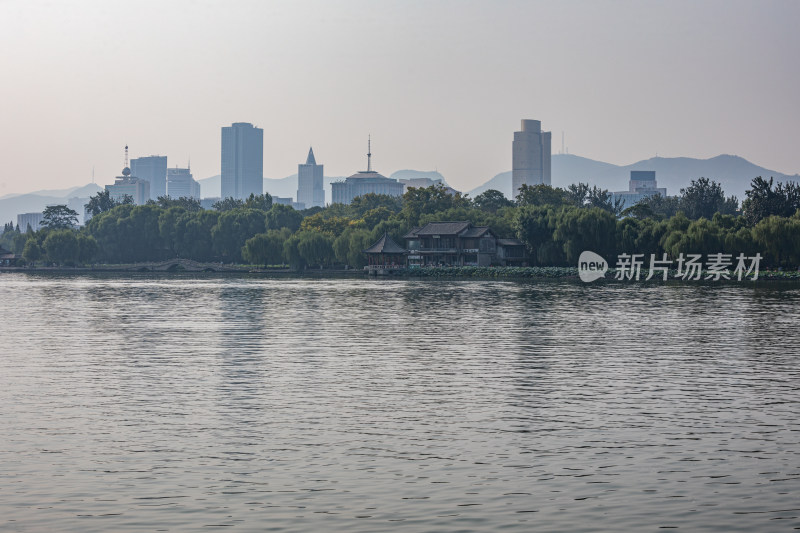 山东济南大明湖风景区自然景观与城市风光