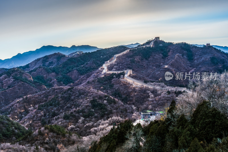 北京八达岭蜿蜒盘旋的长城坐落于群山之中