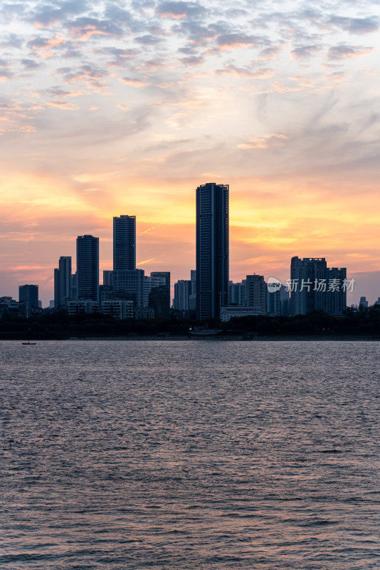 黄昏夕阳晚霞中的武汉长江大桥黄鹤楼景观