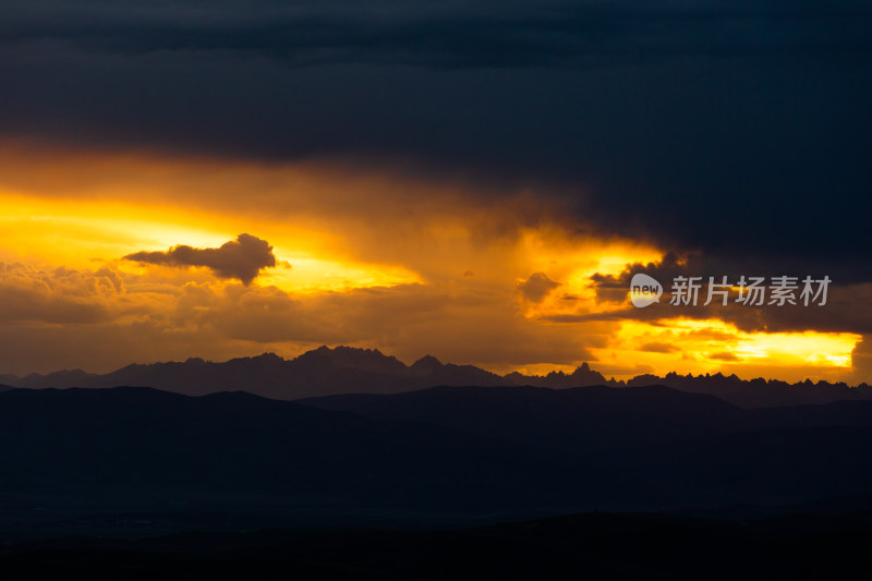 山峰日落时天空映衬的剪影景观