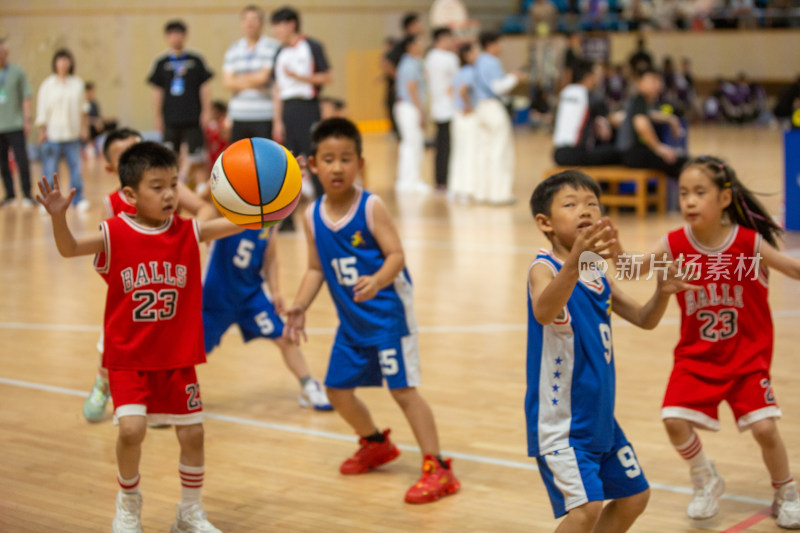 幼儿体育大会中的篮球对战