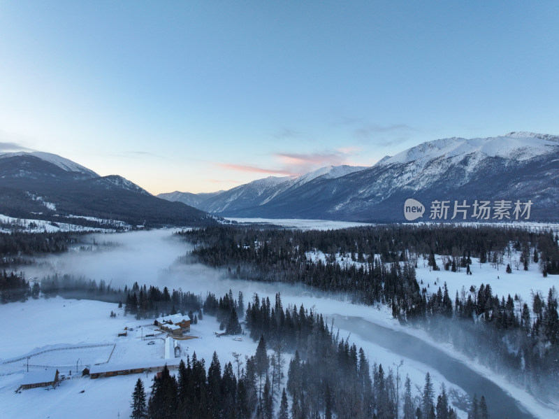 新疆阿勒泰喀纳斯雪景神仙湾晨雾雪山森林