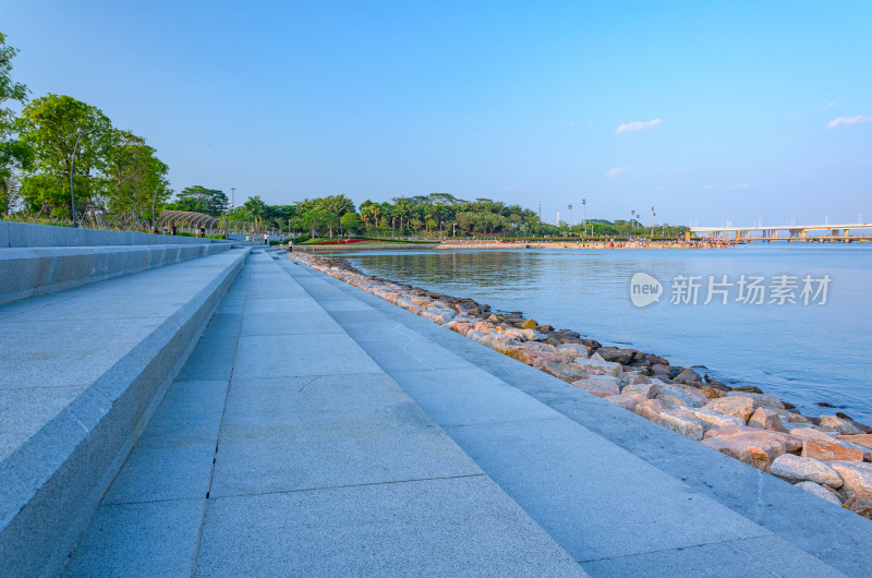 深圳湾公园海岸堤坝台阶与海景风光