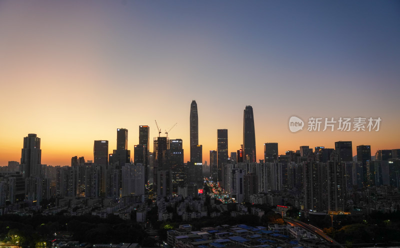 城市夜景鸟瞰，高楼林立灯火辉煌的景象