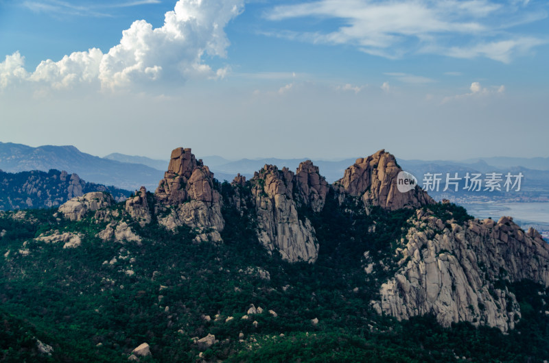 青岛崂山仰口景区的蓝天白云和山峰