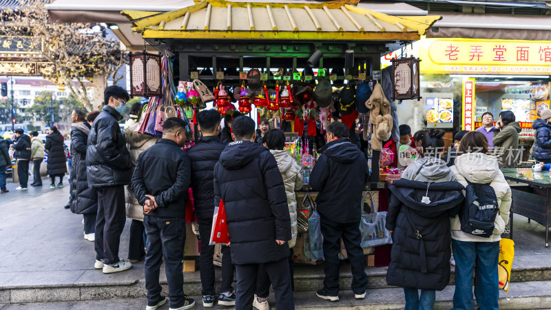 街边老弄堂面馆前人群聚集的热闹场景