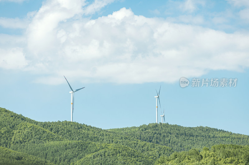 夏天风车发电的远山