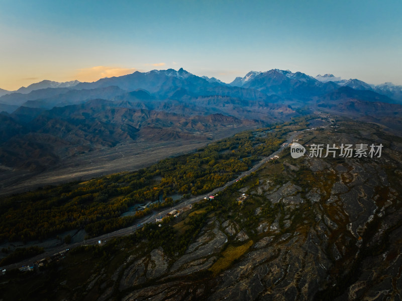 夕阳下的博格达峰