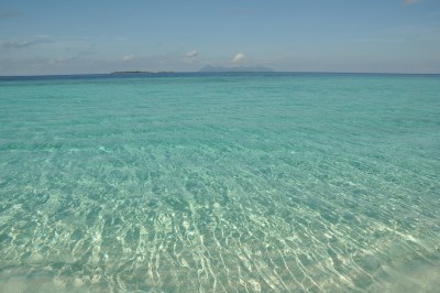 碧海蓝天中的海岛风光