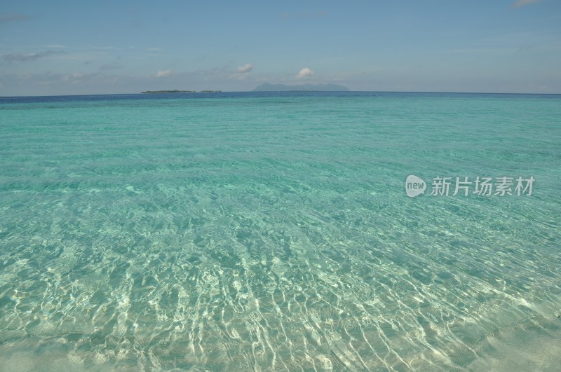 碧海蓝天中的海岛风光