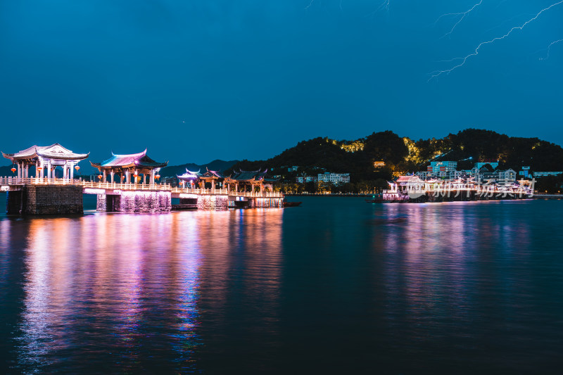 夏季夜晚广东潮州广济桥夜景闪电风光