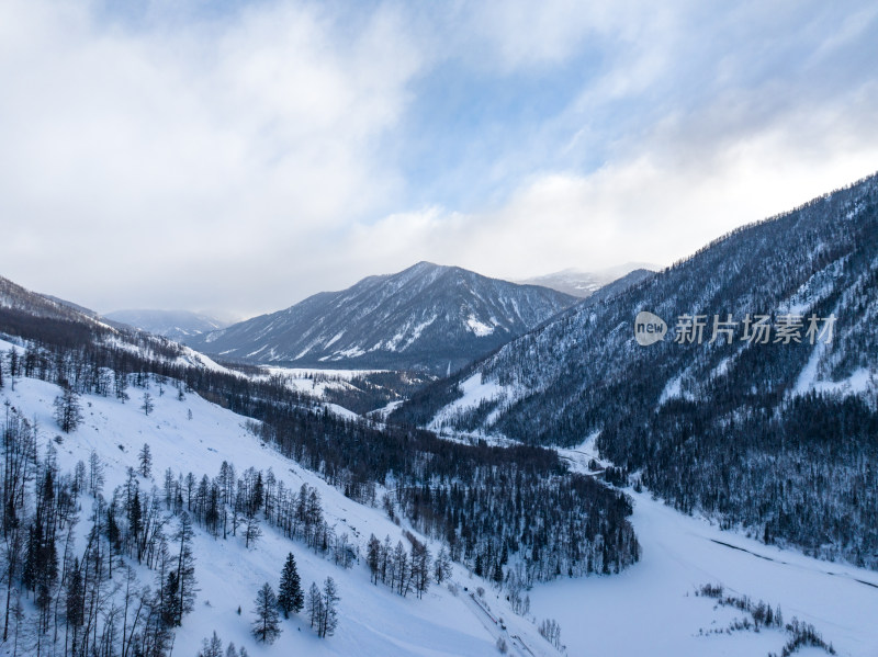 新疆喀纳斯雪景神仙湾冰河晨雾雪山森林雾凇