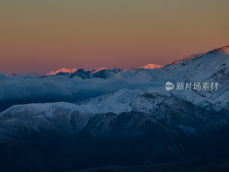 雪山云海日出