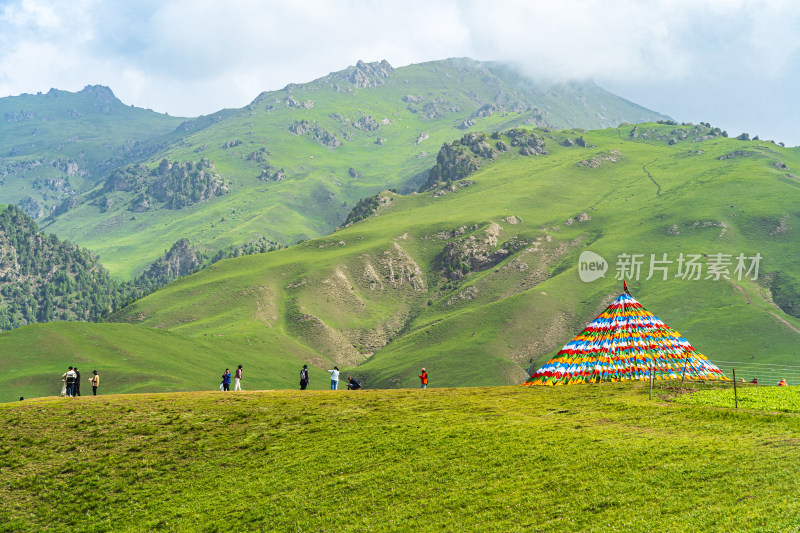 青海祁连县卓尔山景区，夏季起伏的高山牧场