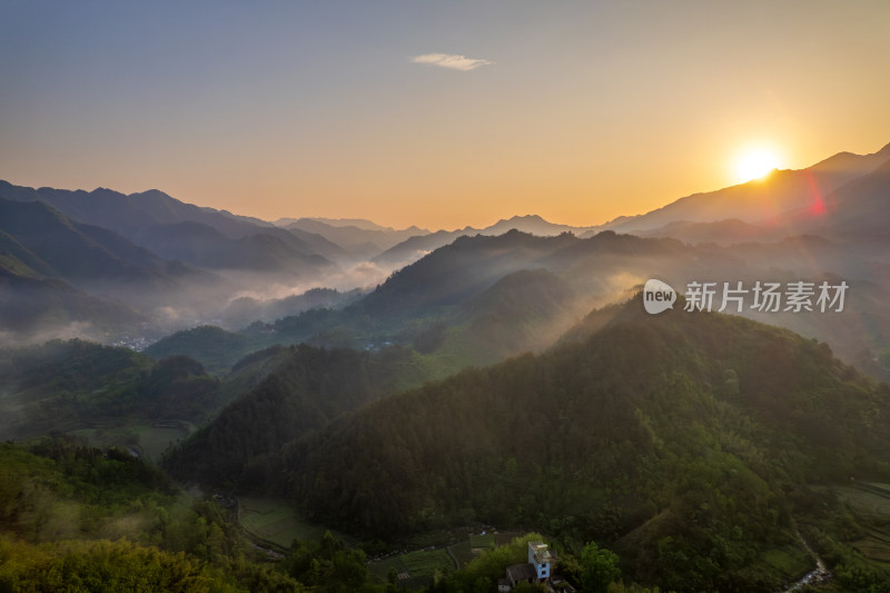 山间日出自然风光全景