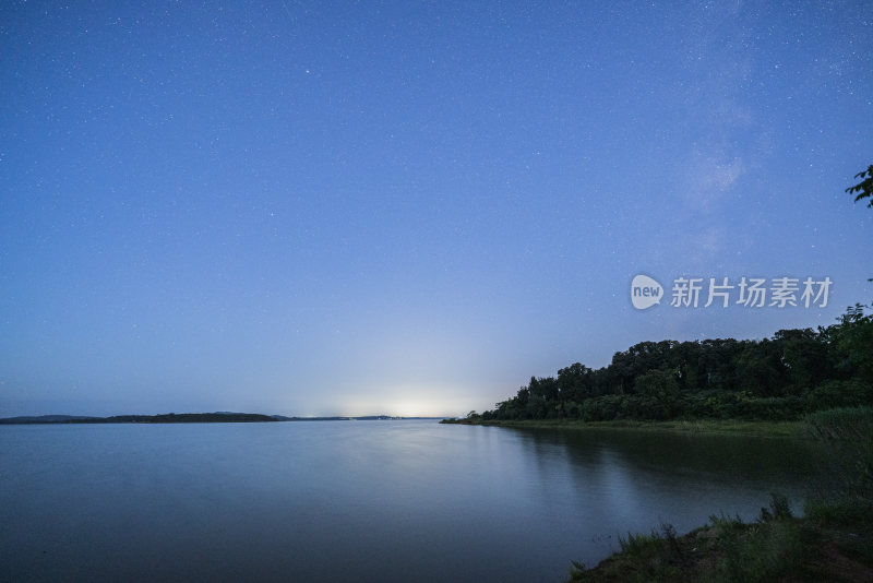 夜晚的湖泊边星空璀璨的宁静景色