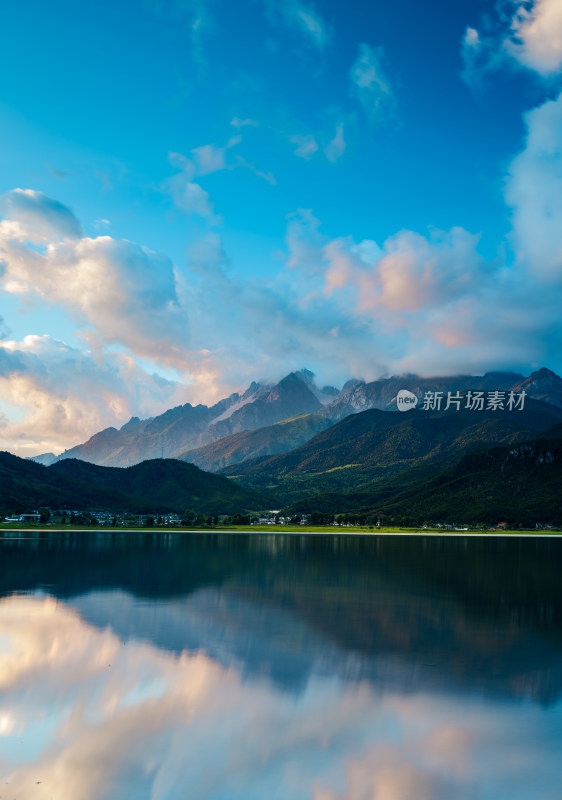 山间湖泊映蓝天，壮美自然风光全景