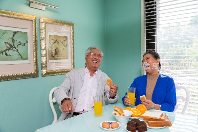 老年夫妻在餐厅用早餐