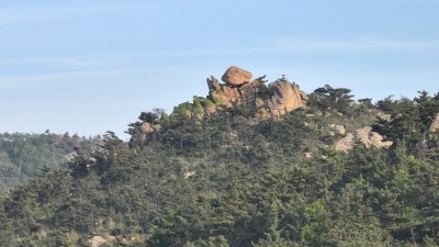 山东荣成东霞口村山顶上的五星红旗