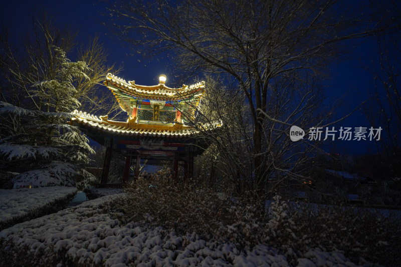 雪夜中式古亭景观