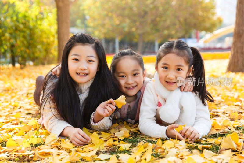 欢乐的小女孩在户外玩耍