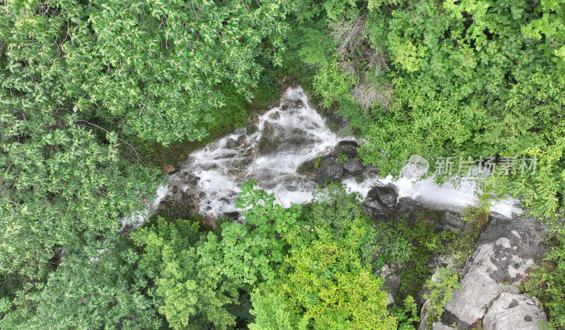 山东枣庄山亭区群山之中的飞瀑流泉美景